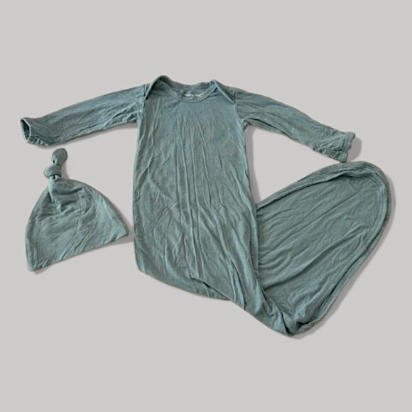 baby noah Other - Super Soft Baby Gown + Hat
